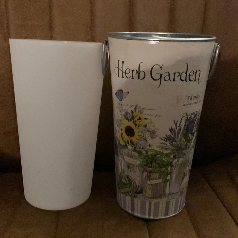 Rustic Tin vase with plastic insert‎
